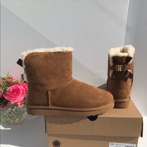 UGG Mini Bailey UGG Metal Graphic - Picture 2 of 9